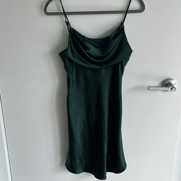 Selfie Leslie WELL VERSED PLEATED MINI DRESS FOREST GREEN - Picture 5 of 5